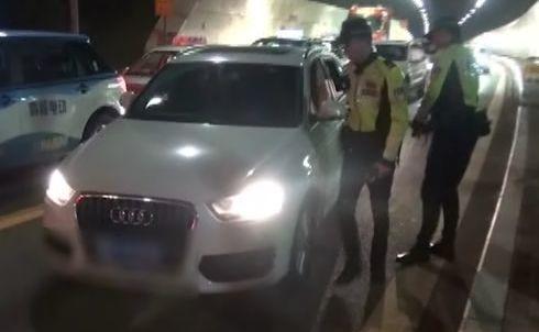 深圳女司機(jī)半夜駕車驚呆交警：車輪只剩鋼圈還在開