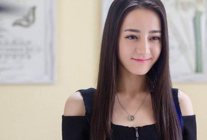 二十幾歲的女孩應該怎樣打扮自己 2018文藝范清新女生穿搭化妝攻略