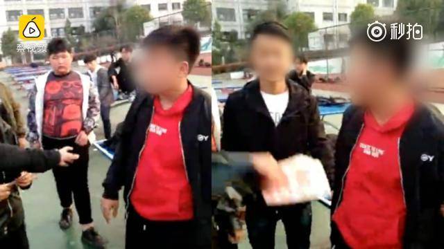 黃山一初中女生弄壞男同學手機賠償時拿一疊現(xiàn)金 然后狂扇其臉