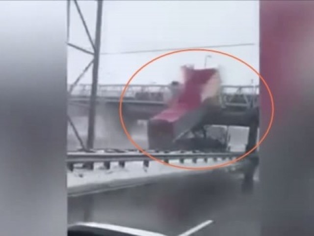 糊涂卡車司機忘記降下車廂 撞橋洞轟然炸裂如電影大片
