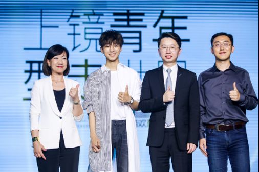 和王俊凱一起戴上BOLON“型”走世界