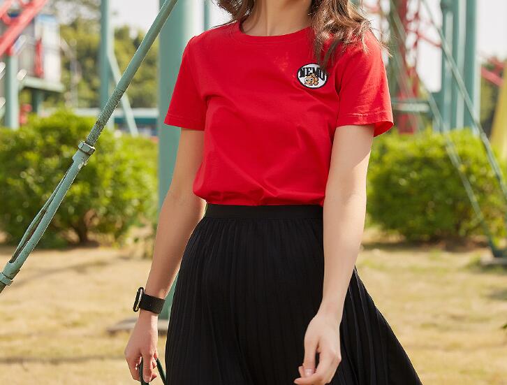 適合25歲左右女生的穿衣品牌有哪些 這些服裝品牌能滿足你的服裝需求
