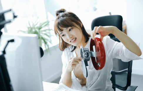 青島工地“女漢子”逆襲成美女網(wǎng)課主播 28歲年入百萬