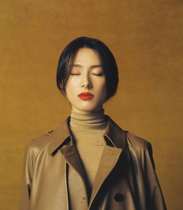 生下首富長孫，卻要做自信獨立的女人，梁洛施出發倫敦時裝周！