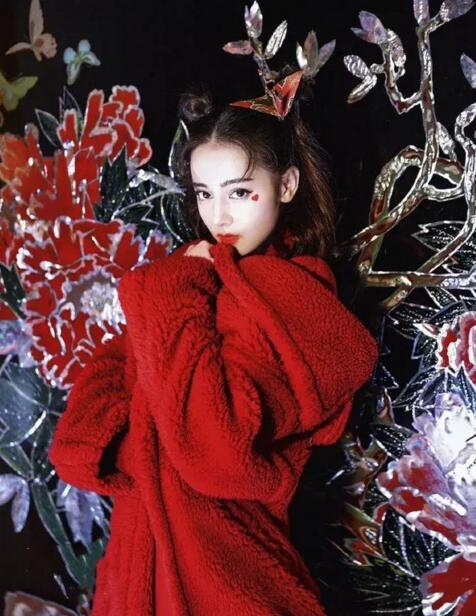 娛樂圈大型撞衫現場！楊超越少女代表，卻被熱巴“紅色警告”？