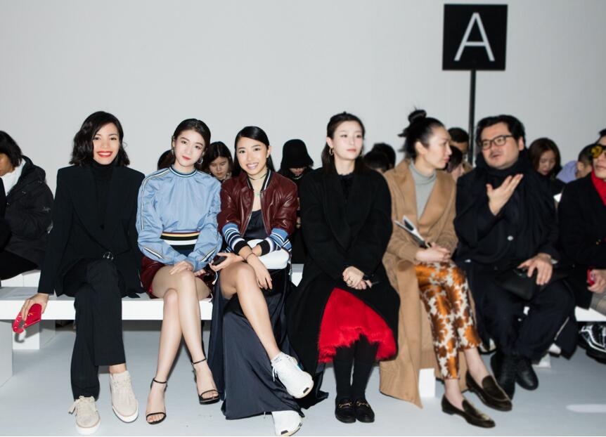 演繹錯(cuò)落時(shí)尚 Linda身著黑色西裝搭配奪目紅唇亮相米蘭時(shí)裝周秀場(chǎng)