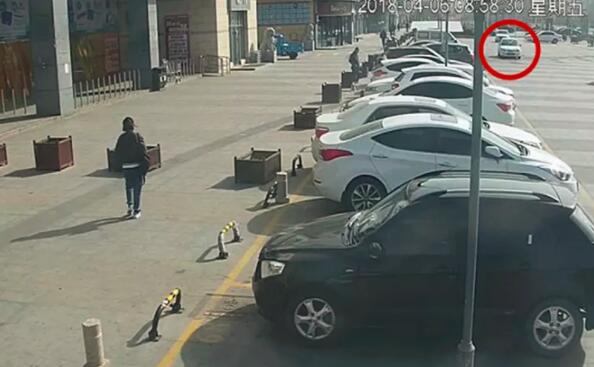司機丟車后報警查看監控傻眼 原來汽車被風吹走