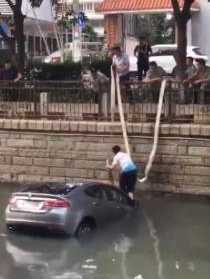 女司機(jī)囧事：老婆倒車時油門踩猛了 載著丈夫直接沖進(jìn)河里