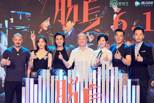 蔡文靜黑色長裙亮相《脫身》發布會 輕松收獲復古迷人氣質