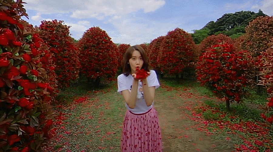 林允兒有顏任性？竟挑戰“村姑”級的綠色碎花裙