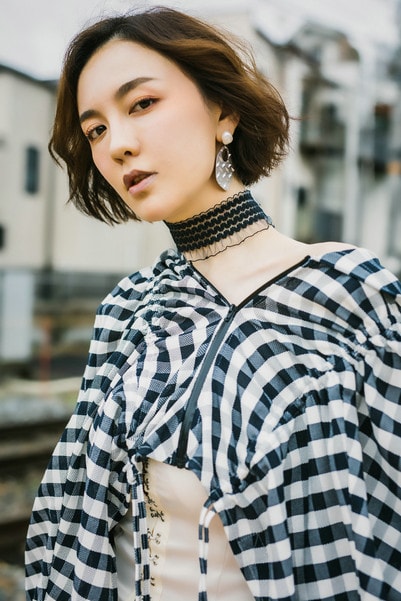 《執(zhí)行利劍》女法官左琳演員呂佳容曝夏日街頭私服大片 灰色格子上衣搭配高腰短裙時尚又吸睛