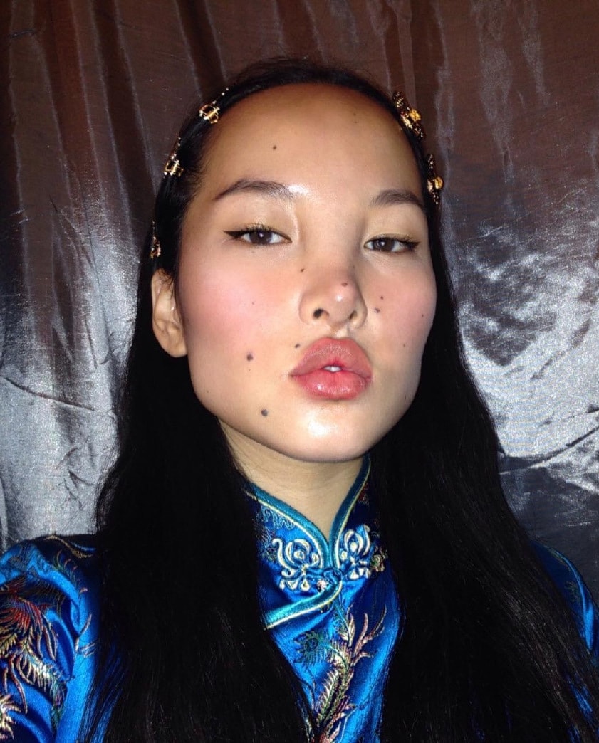 滿臉痣香腸嘴，被稱“真人阿凡達”，卻成時尚界寵兒！
