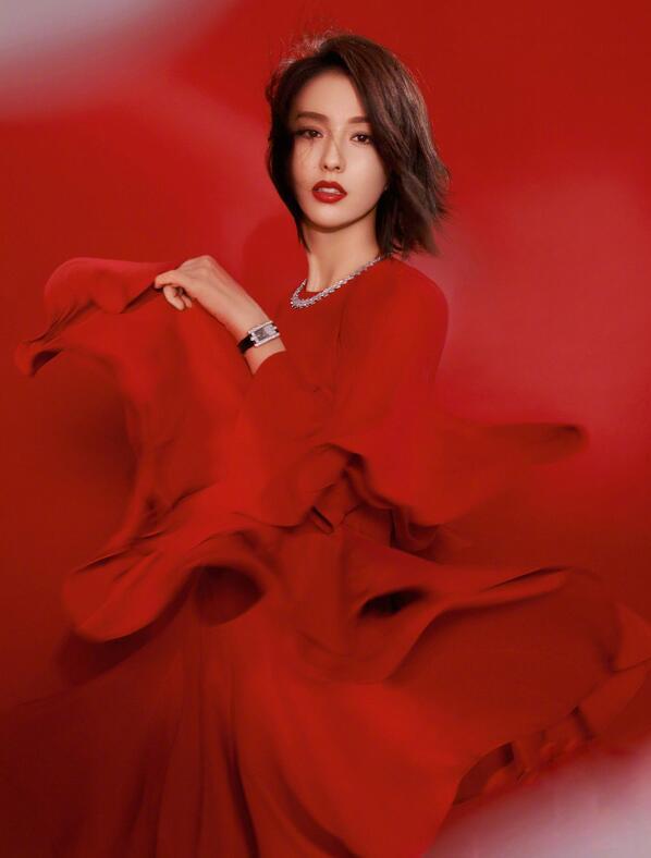 這是什么仙女？佟麗婭登雜志風情萬種，難怪敢稱“老娘天下最美”