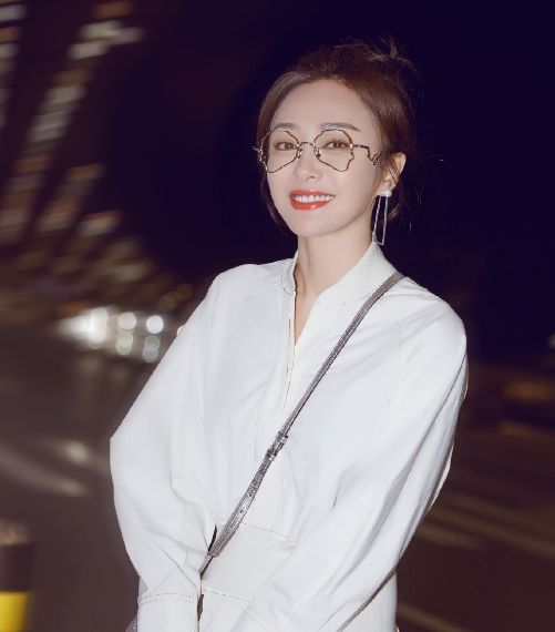 現身時裝周“白月光”秦嵐又被純妃打回原形，臉是硬傷啊！