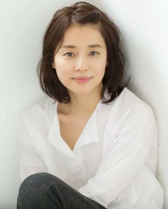 49歲的“神仙姐姐”竟沒有追求少女感，還活出眾人最羨慕的樣子？
