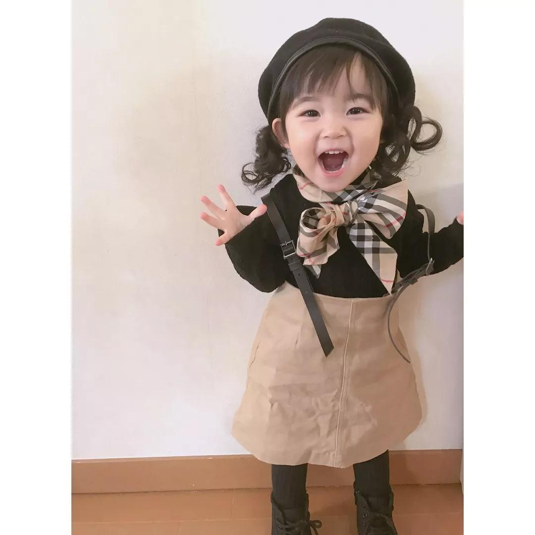 1歲女孩憑日常穿搭走紅，靠發(fā)量在凹造型，又想騙人生女兒？