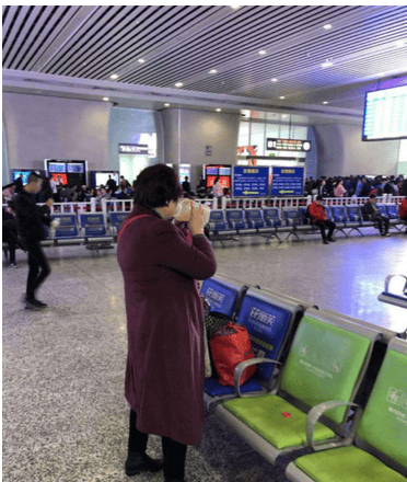 女版王寶強(qiáng)！大媽帶5斤米酒上火車遭拒 當(dāng)場(chǎng)豪飲半桶