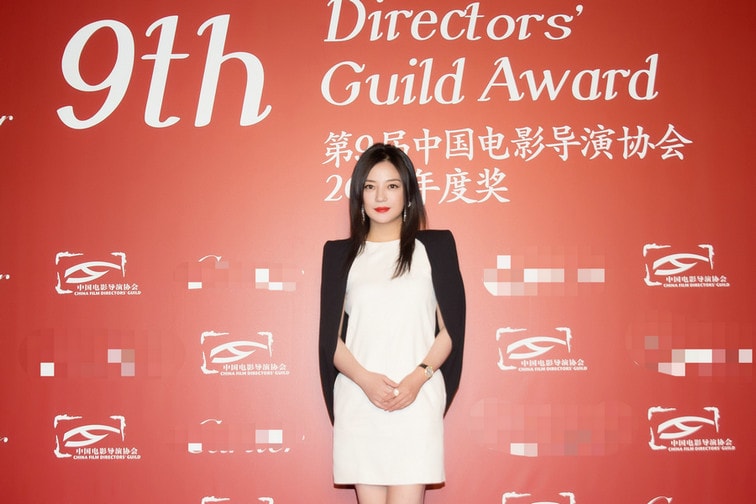 趙薇身著黑白拼色裙現身導演協會提名晚宴