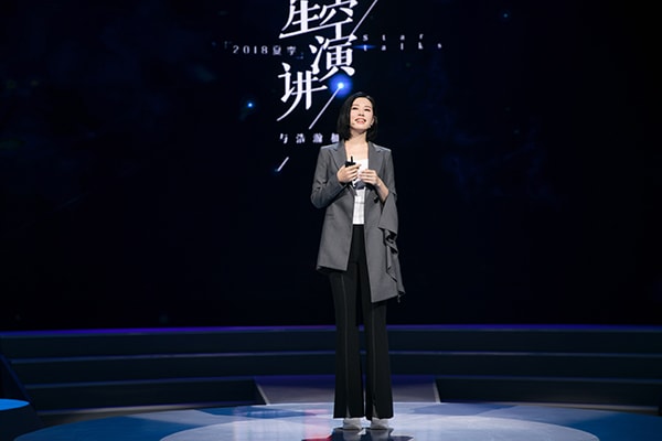 穿西裝的妹紙果然氣質(zhì)！余男著灰色西裝上臺首次演講談成長故事