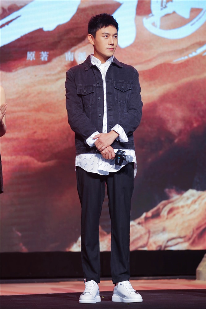 秦昊多層次搭配風(fēng)格現(xiàn)身《沙?！烽_播活動 與吳磊是男男cp默契十足