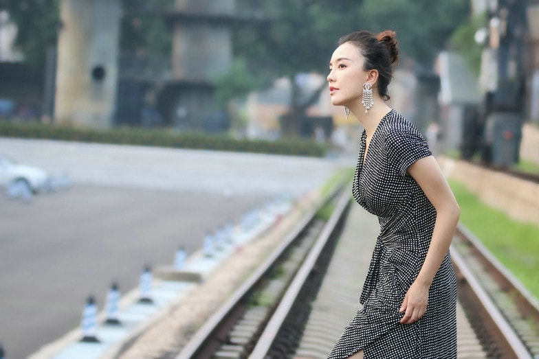 呂佳容曝俏皮時尚街拍 質(zhì)感灰格紋長裙一展曼妙“楊柳腰”
