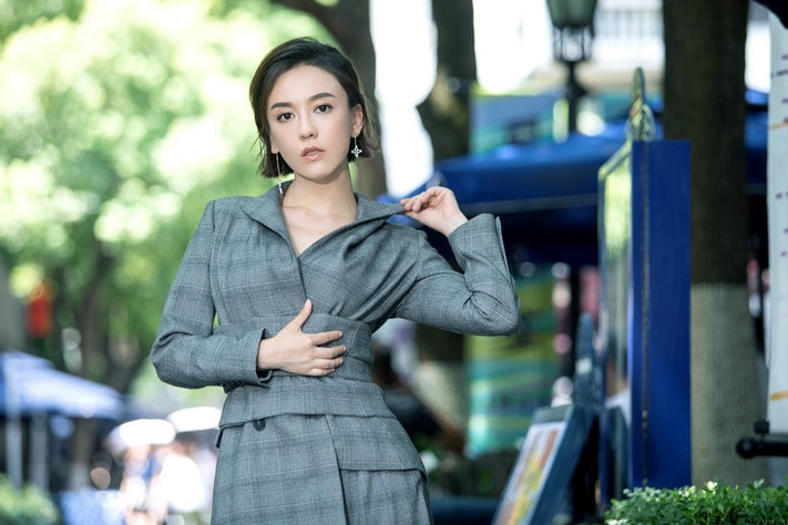秋冬套裝時尚街拍 呂佳容教你如何“征服”灰色格紋套裝【圖】