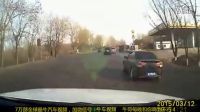 監(jiān)控實(shí)拍：缺德司機(jī)逆向超車 一路狂奔 撞飛面包車 太慘烈...
