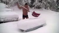 不懼寒冷的愛斯基摩人！雪地里裸替打滾，冰水里洗澡！