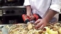 【爆笑】荷蘭神廚電鉆削蘋果_6秒搞定一個(gè)【YouTube頭條精選】_標(biāo)清