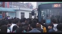 【拍客】實拍    合肥公交站臺上演“搶灘大戰”
