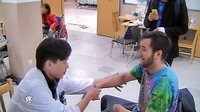 【王醫(yī)生，我愿意為你骨折】在電視劇《歡樂頌》中飾演高顏值骨科醫(yī)生的王凱帥出一臉血