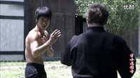 李小龍生前在美國從未敗過，也不接受任何在影片中被打敗的角色，可他死后，后人拍的李小龍傳記卻幫李小龍敗了！