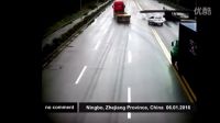 真正的滅頂之災，小汽車一個不留神車頂被掀飛