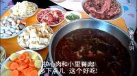 三九寒天的東北農(nóng)村，一家人在熱炕頭上吃火鍋，看他們吃的我好饞