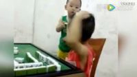 一個熊孩子拿著麻將使勁敲哥哥頭。哥哥忍疼展示出了他溫柔的一面_標清