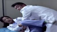 男女醫(yī)生在辦公室曖昧 漂亮的女實(shí)習(xí)醫(yī)生走進(jìn)來男醫(yī)生眼前一亮