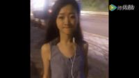 5年前的微電影主題曲，讓這首歌大紅大紫，美女街頭邊走邊唱