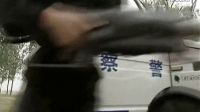 妖怪穿越到現(xiàn)代與武警大戰(zhàn) 分身術(shù)都被特警識破了