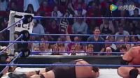 WWE倆裁判想壓制一下“累癱”的大秀哥過把癮，結果把觀眾樂壞了！