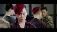 電影《彩虹時(shí)代》孔雀哥哥施虐男主角 浮夸演技搶風(fēng)頭