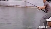 釣魚人使出吃奶的力氣和魚較量，最后的表情大逗了
