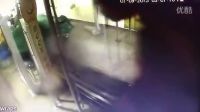 【發(fā)現(xiàn)最熱視頻】確定是來(lái)洗車嗎！實(shí)拍女司機(jī)一路狂奔去洗車