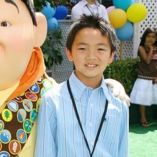-飾羅素Russel簡介一個過度熱情和不停說話的8歲少年喬丹·長井