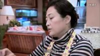 婆婆邊擇菜邊跟兒媳說話，一轉頭，被兒媳婦的樣子嚇了一跳