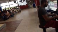 布拉格機場中，正在候機的鋼琴師演奏致愛麗絲和泰坦尼克號主題曲
