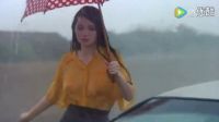 下大雨 美女讓罪犯補(bǔ)胎，眼睛都看直了！