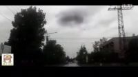 打雷天，司機(jī)把車停在路邊，正好車內(nèi)監(jiān)控拍到這一畫面！