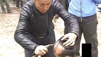 [拍客]實拍 用鐮刀剃頭的人