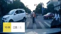 父女人行道被車刮蹭 車主下車就是一腳