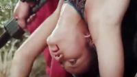 美女殺手被刺心臟，折斷骨頭慘死